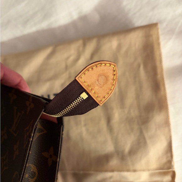 Louis Vuitton Toliet Pouch - Picture 7 of 7